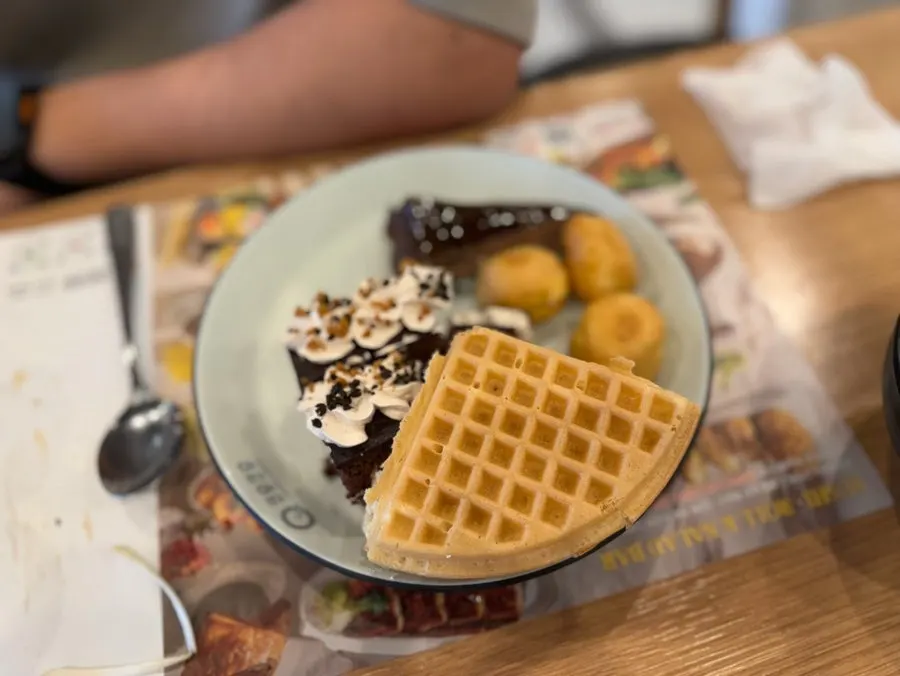 Dessert plate with fruit and cake