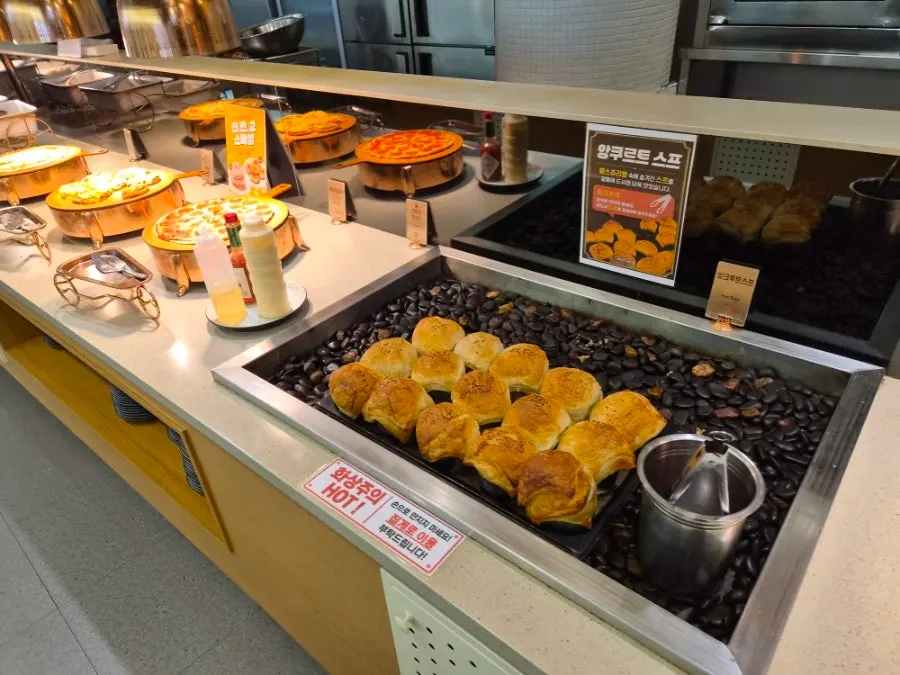 Hot food corner display at Kuu Kuu Nowon Branch