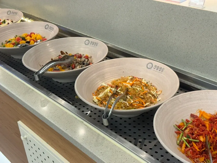 海鮮蒸しが用意された温かい料理コーナー