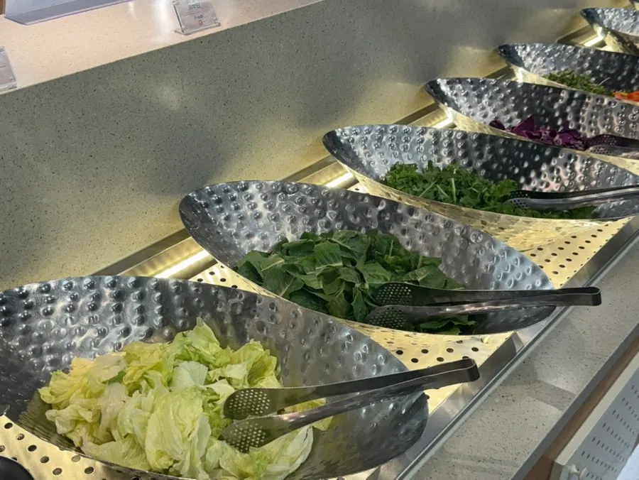 中華料理が並ぶビュッフェ陳列台