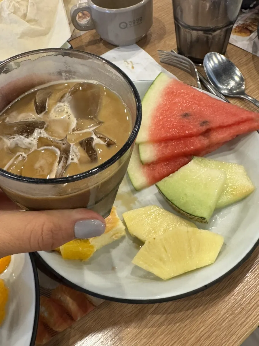 デザートとして持ってきたフルーツの皿