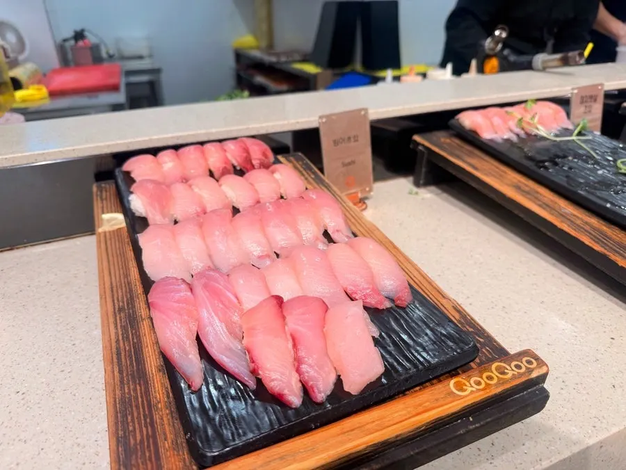 Plate combining sushi and hot food
