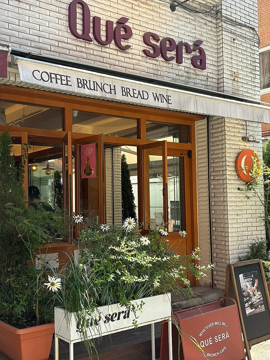 Exterior of Que Sera, a brunch café in the alley behind Samjeon Station