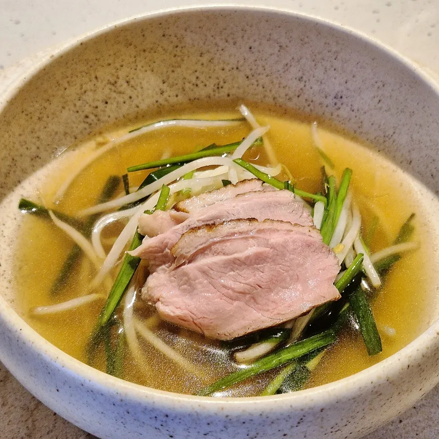 Neungi mushroom duck soup with noodles