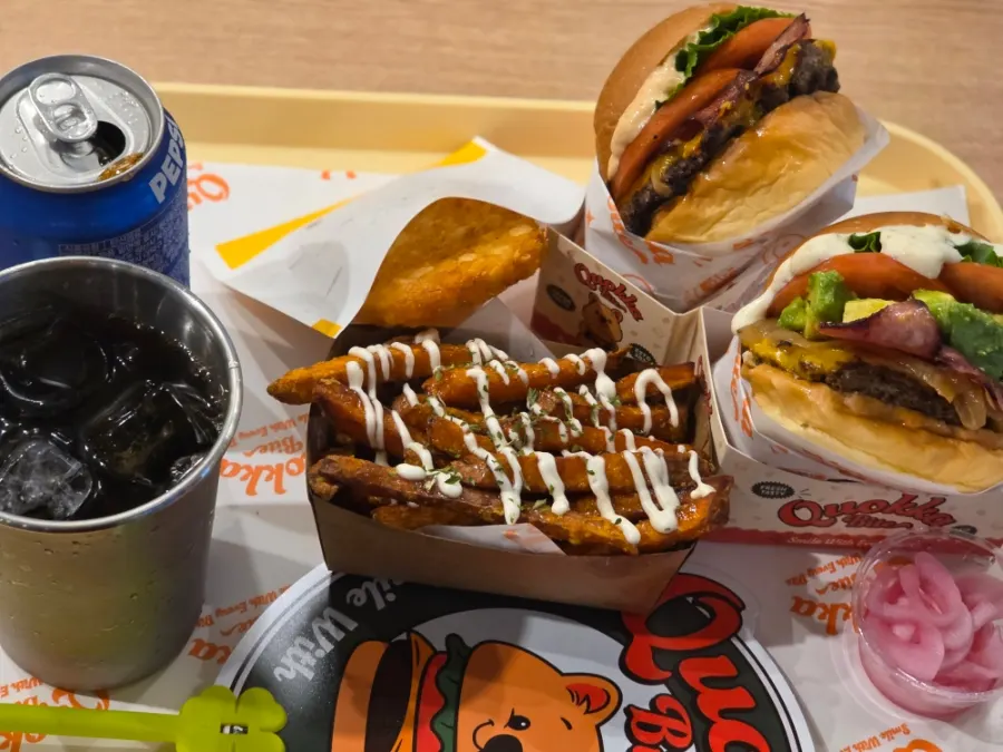 테이블에 차려진 수제버거 두 개