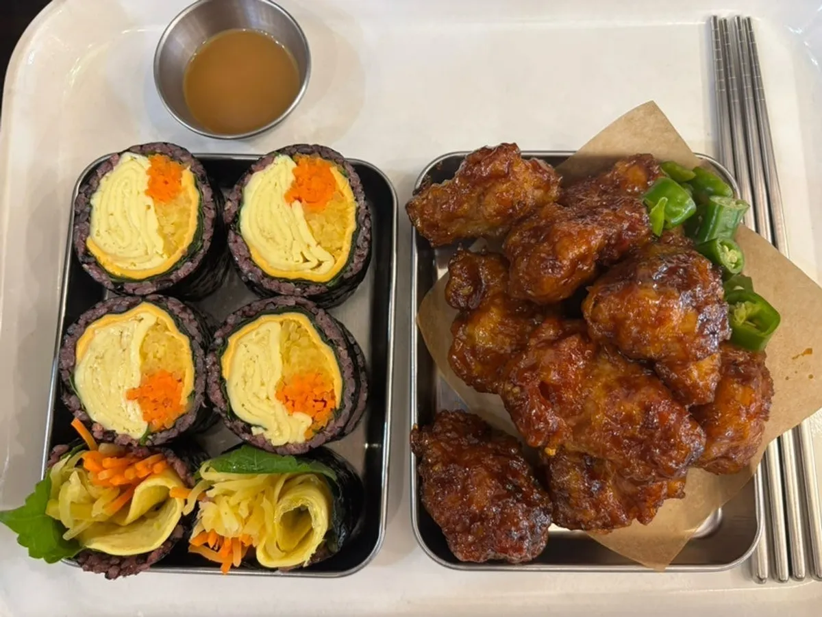 홀스김밥본점 더블치즈달걀김밥과 닭강정