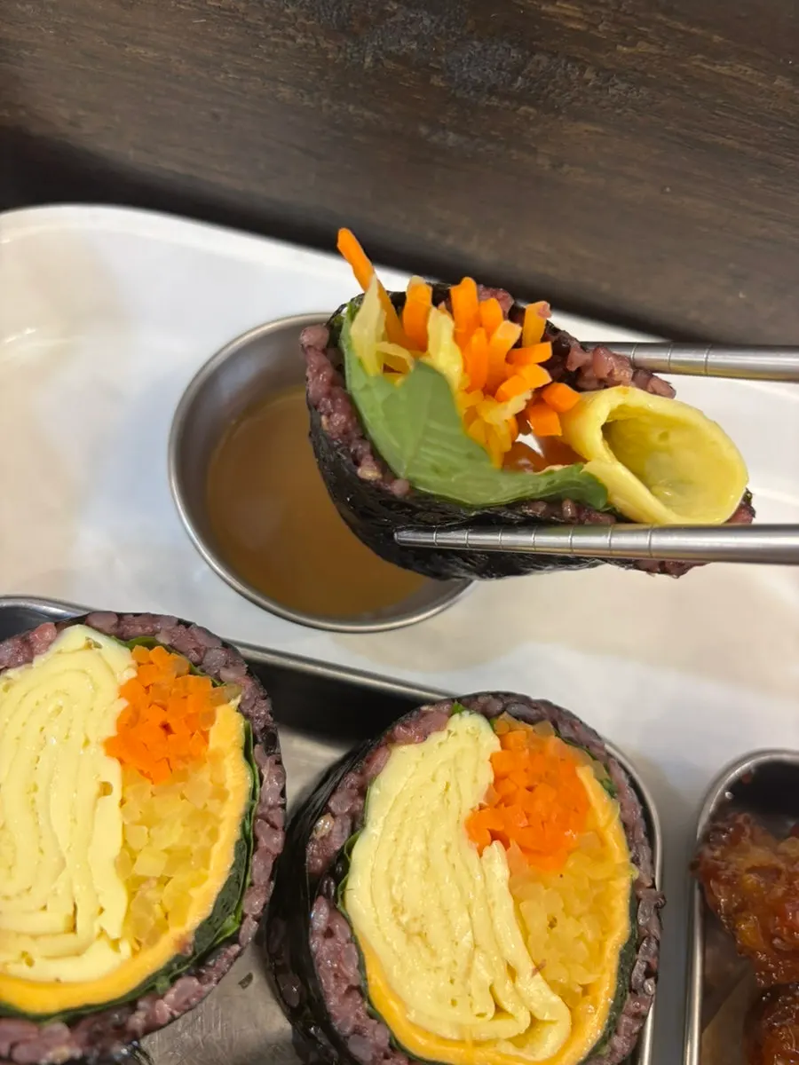 흑미밥 김밥 단면 클로즈업