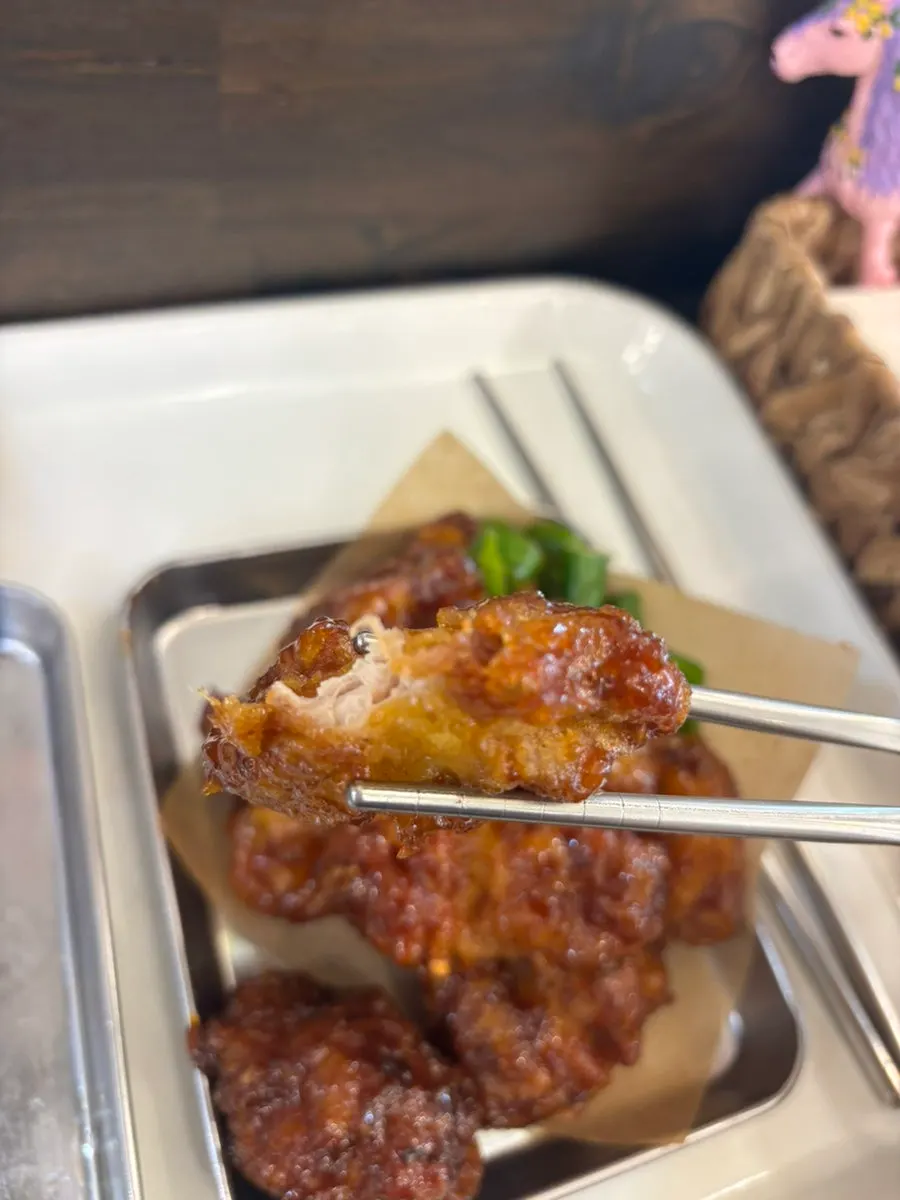 김밥과 닭강정을 함께 담은 접시