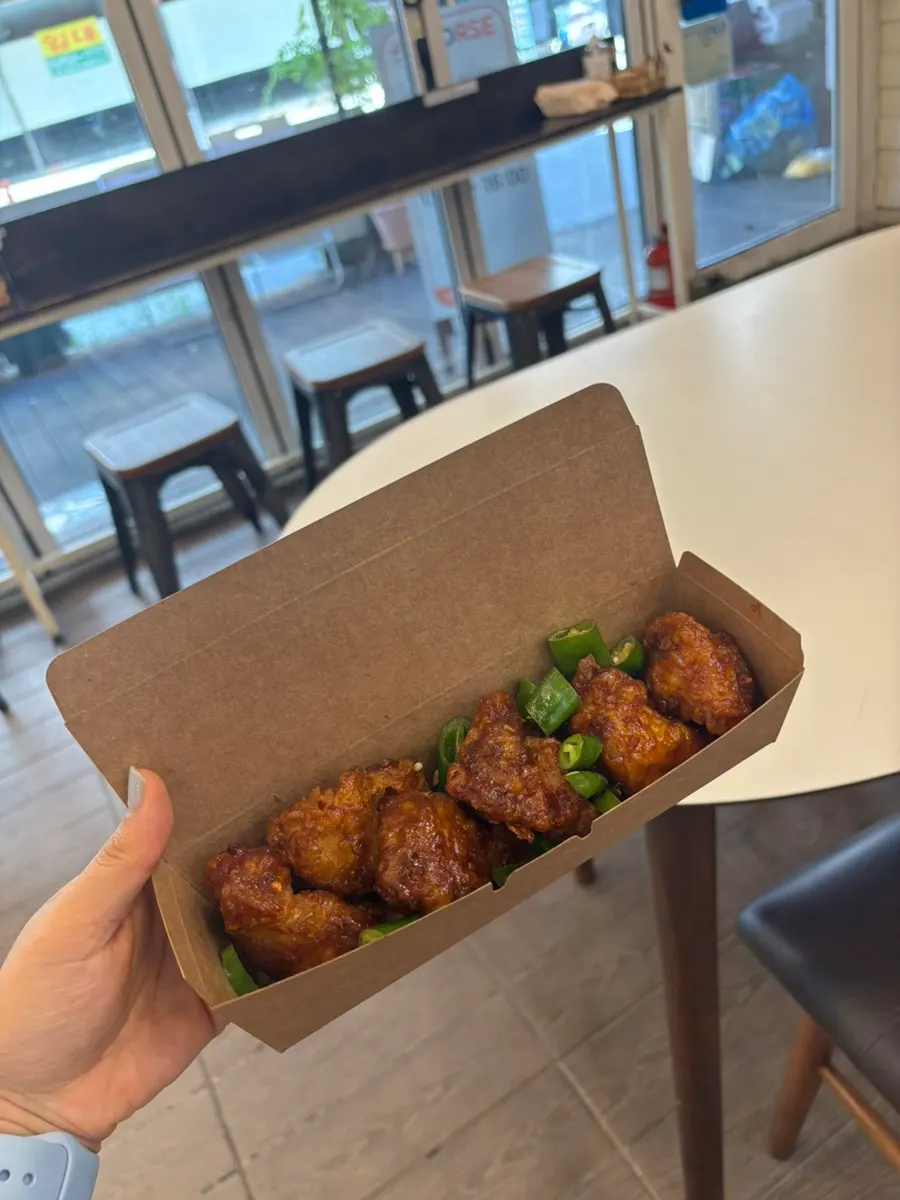 셀프로 포장한 닭강정 용기
