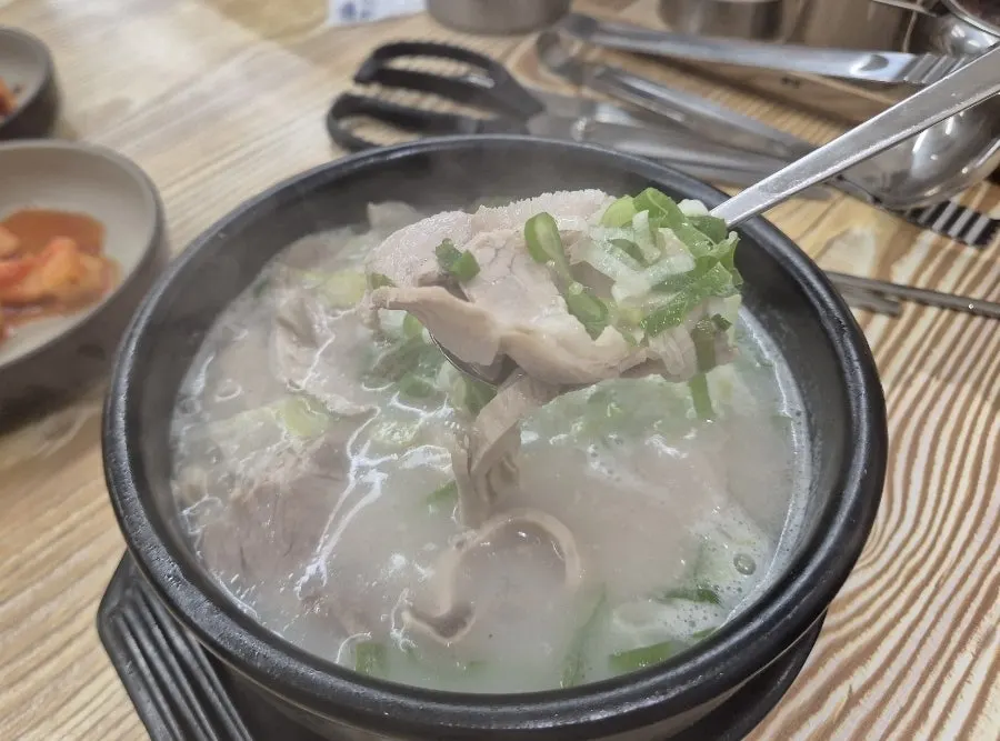 뜨끈한 국물과 고기 조합의 돼지국밥