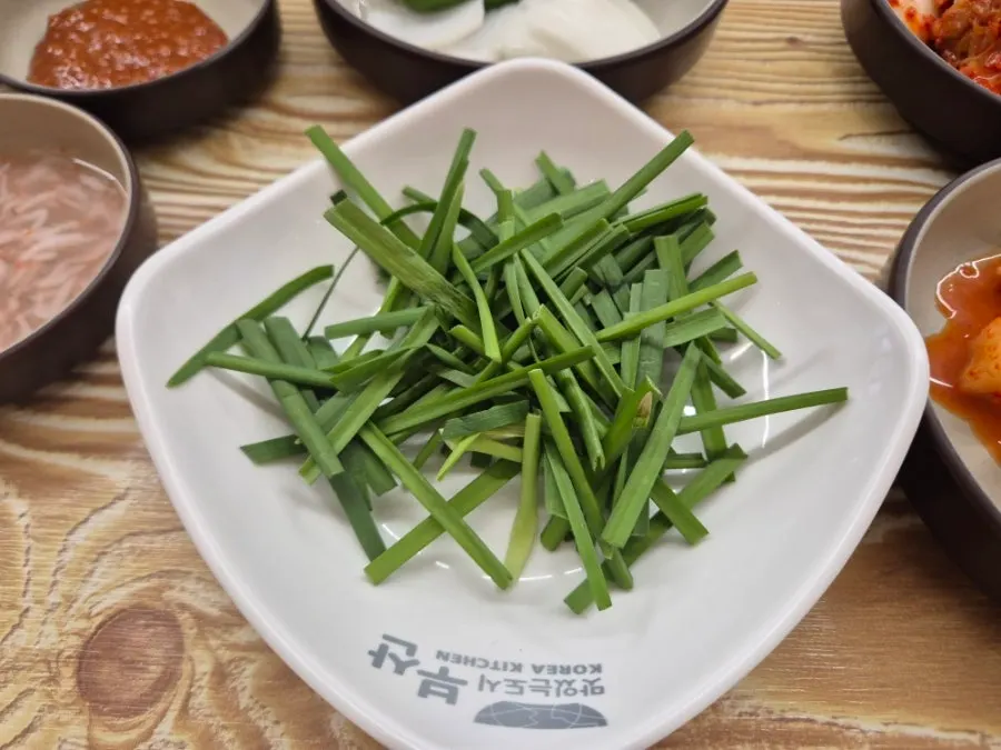 국밥 두 그릇과 만두를 먹은 식사 장면