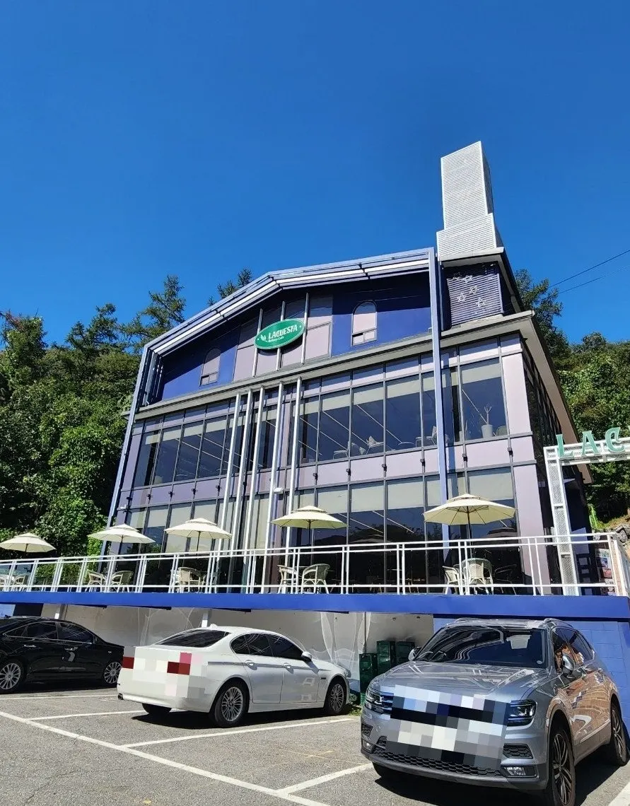 Exterior of La Cuesta, a large café in Gonjiam
