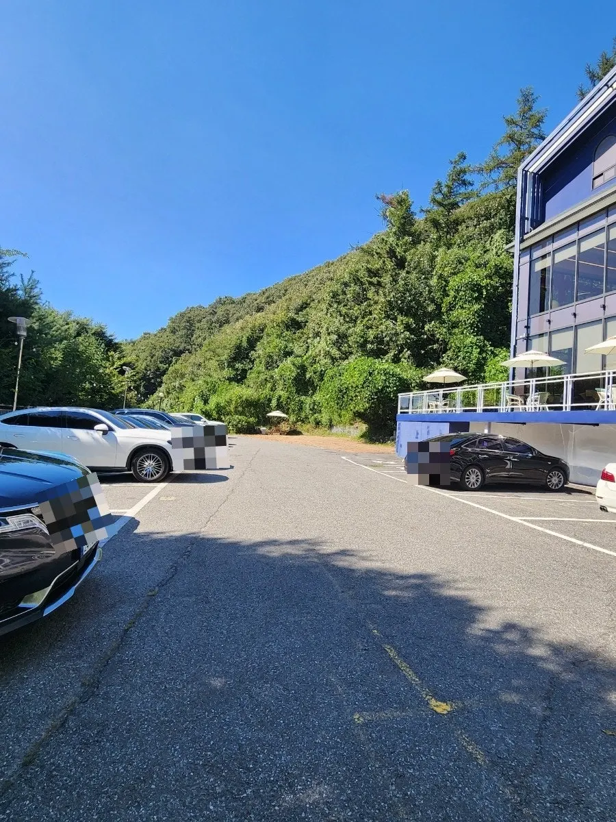 La Cuesta parking lot and entrance road