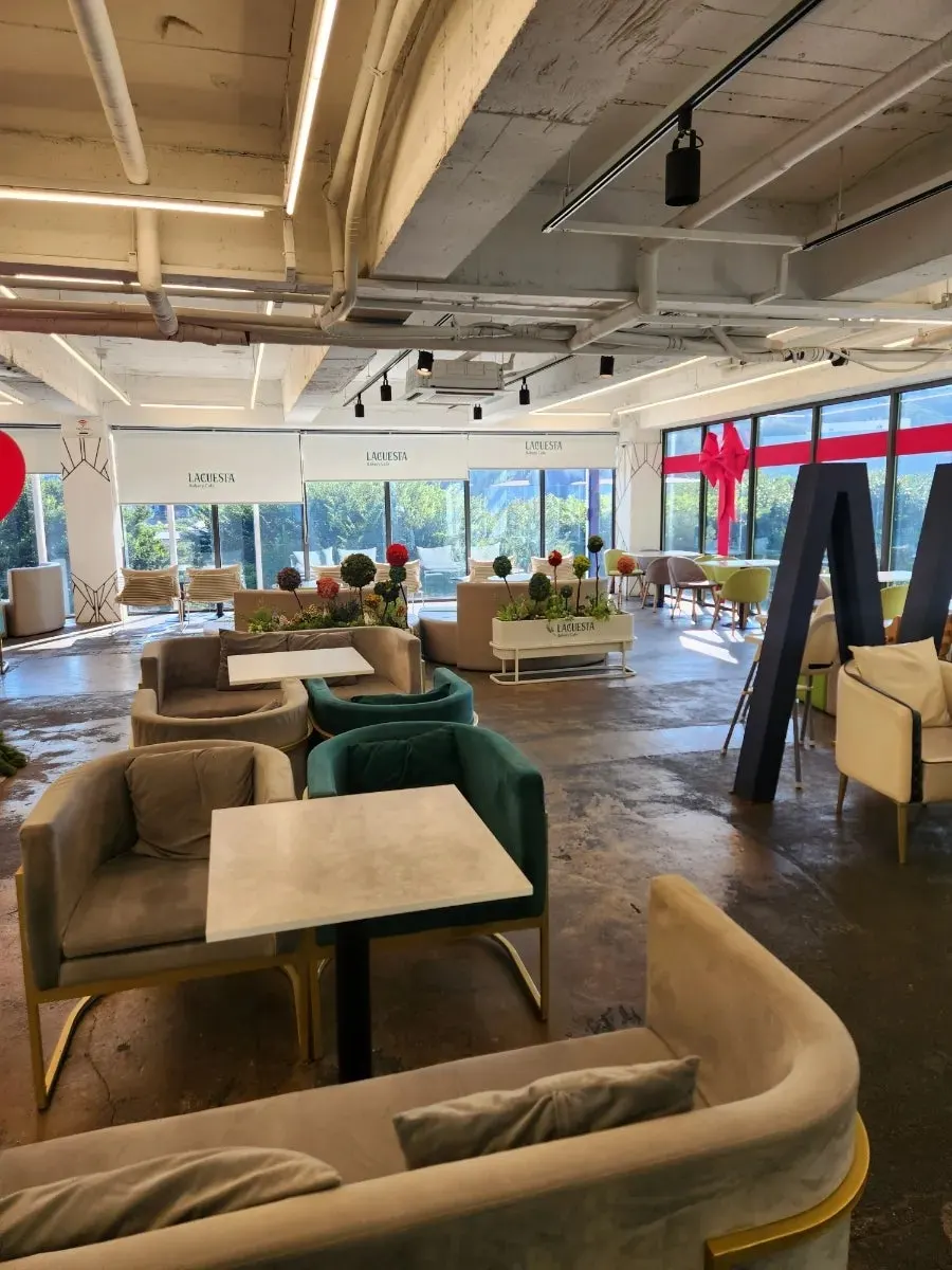 1st floor balcony table seating