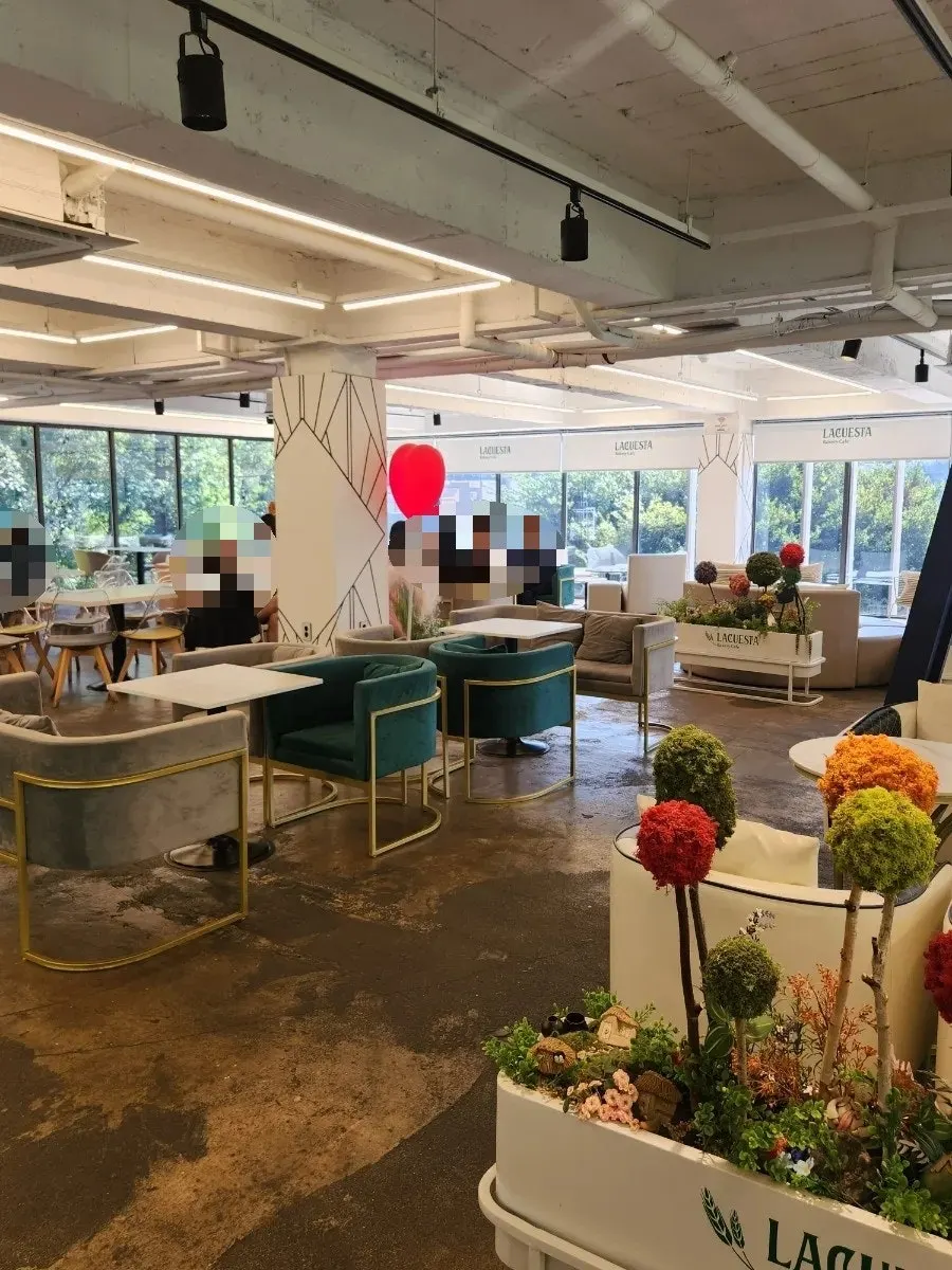 Overview of La Cuesta's indoor seating