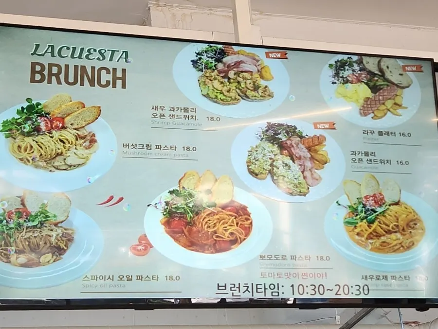 Menu board with brunch and bingsu items