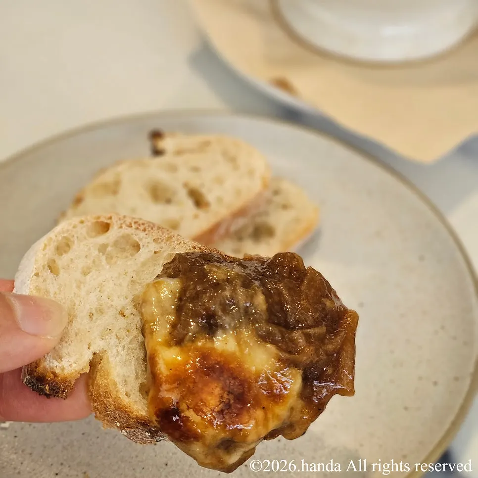 Onion soup served with baguette