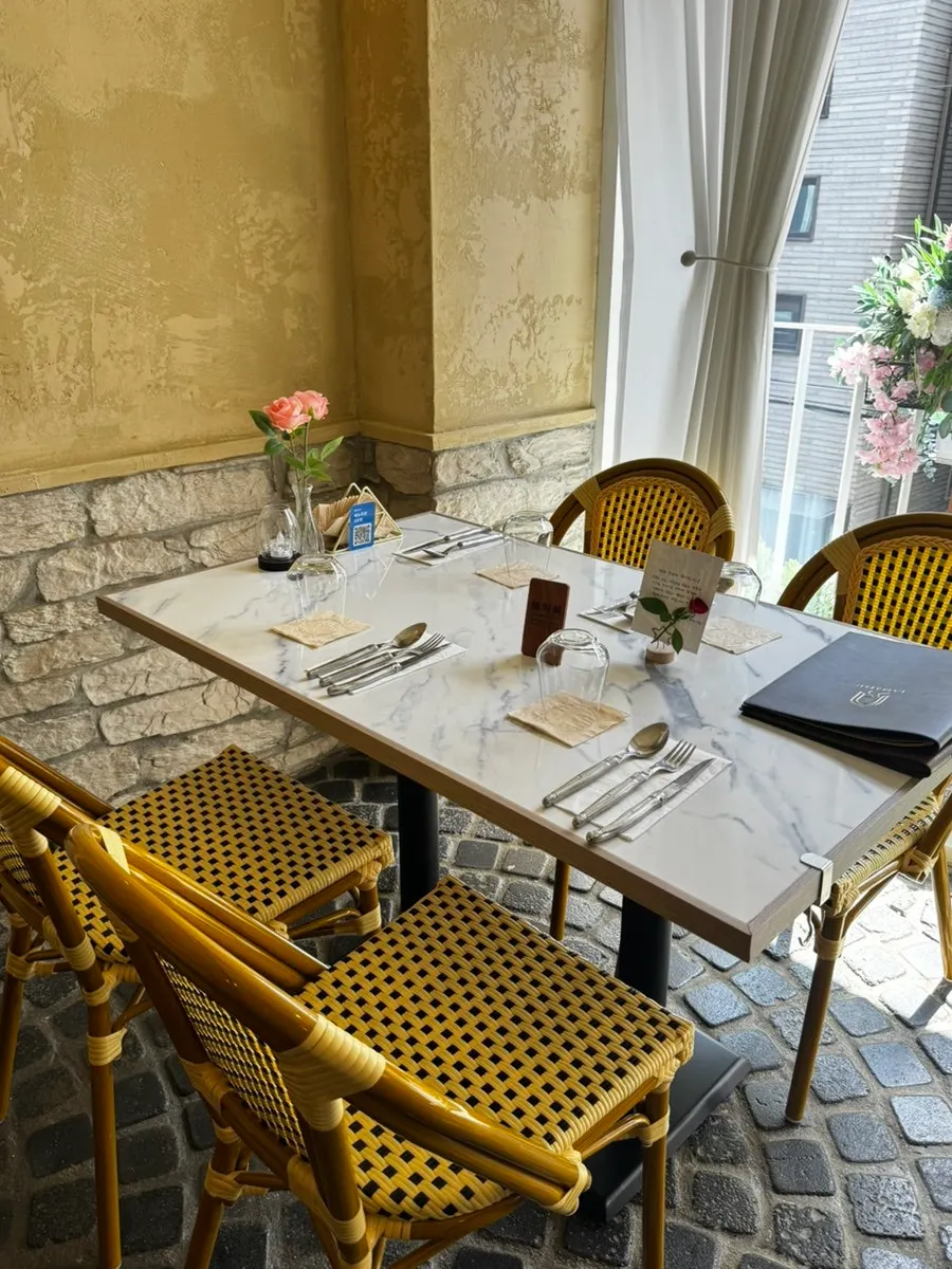 LA RUELLE's interior dining hall decorated with flowers