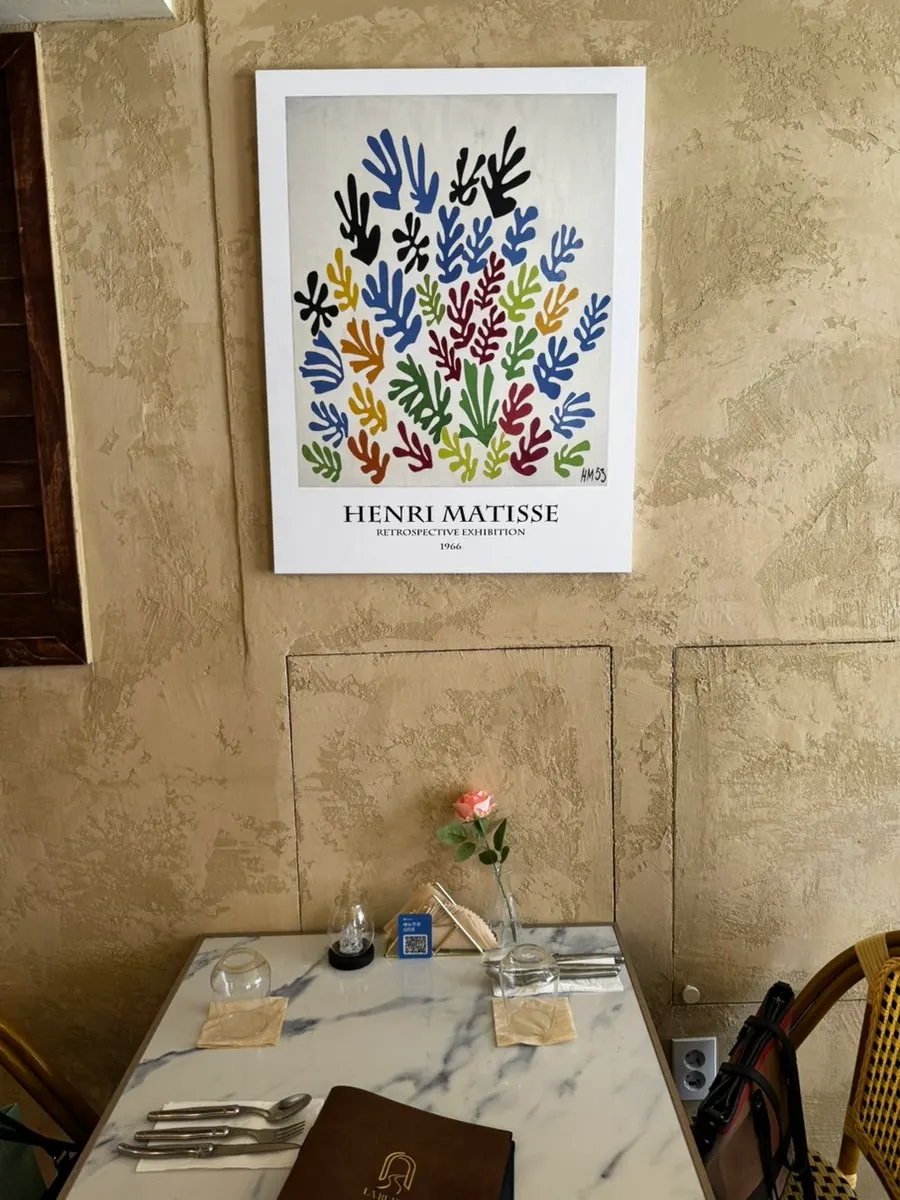 European-style table setting at LA RUELLE