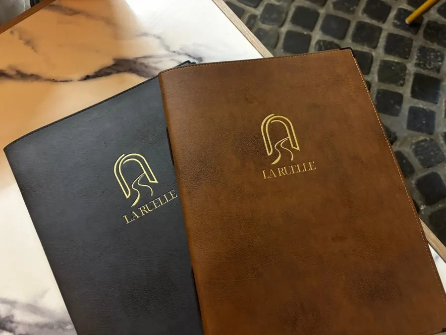 라뤼엘 프렌치 요리와 와인 메뉴판