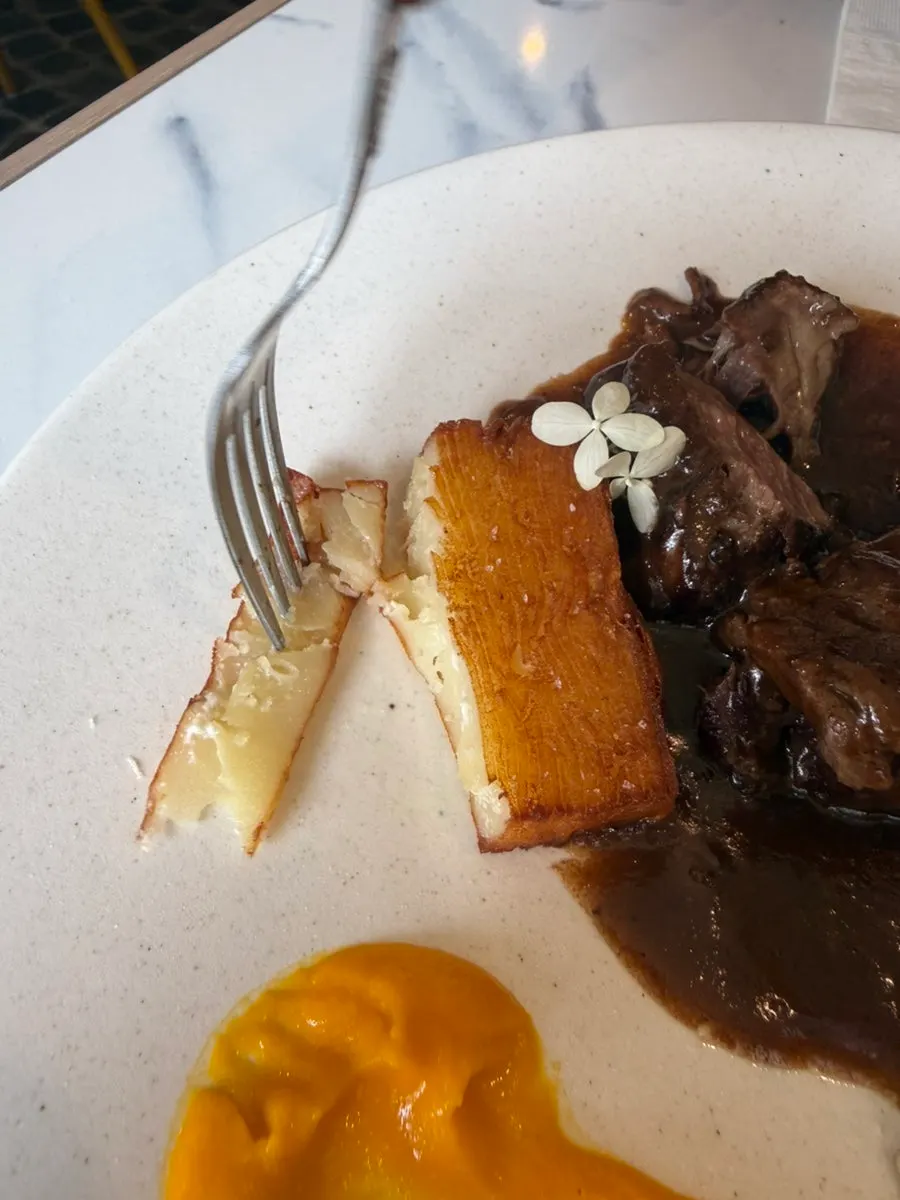 Tender skirt steak with wine-reduction sauce