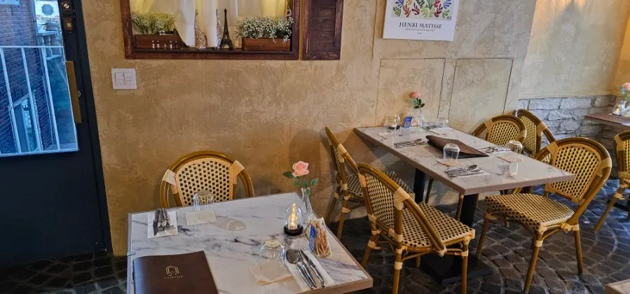 Cozy tables and chairs at LA RUELLE
