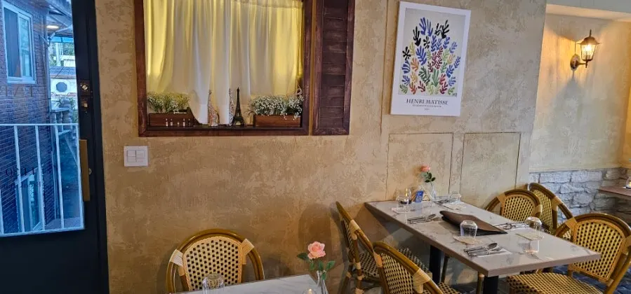 Upscale atmosphere inside LA RUELLE's dining hall
