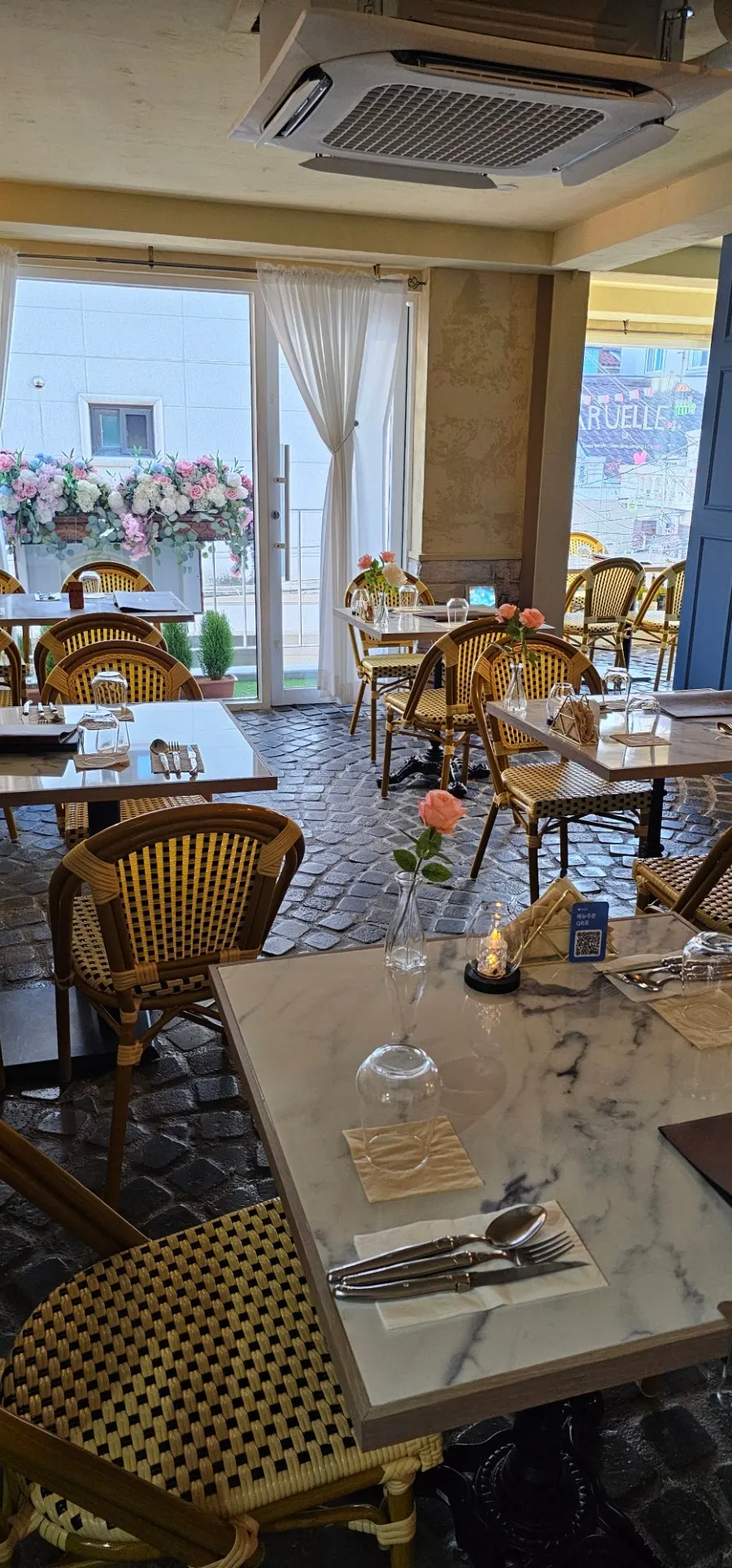 Window seat atmosphere at LA RUELLE