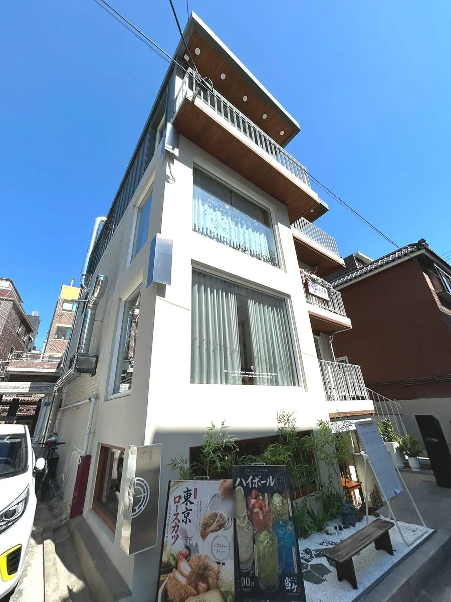 Exterior of the building housing LA RUELLE in a Gongneung-dong alley