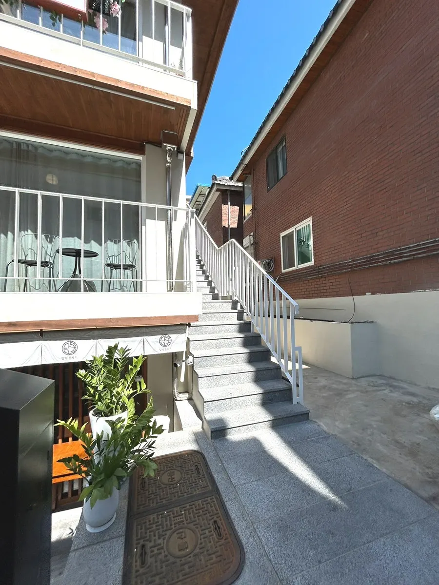 Ground-floor entrance of the building where LA RUELLE is located