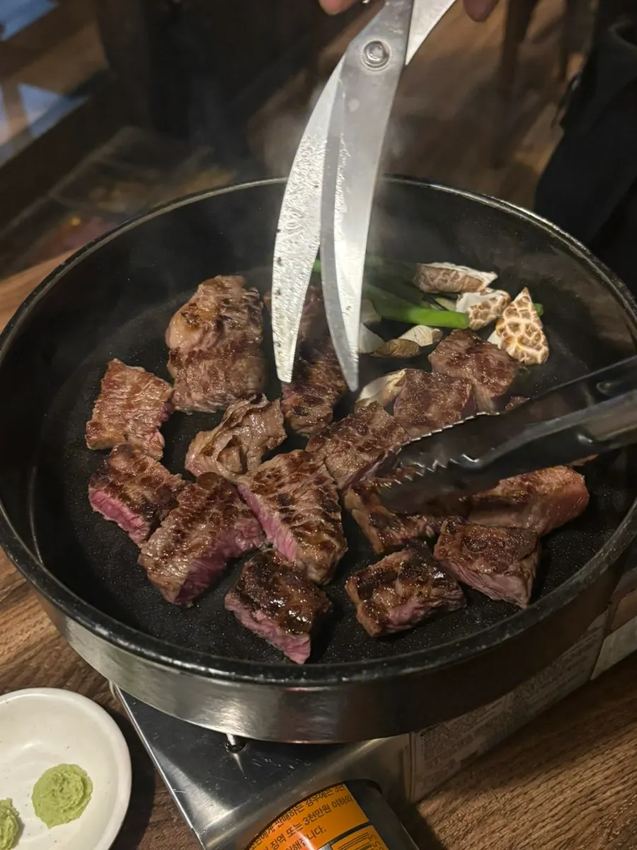 ซี่โครงหิมะไม่มีกระดูกที่จัดวางบนโต๊ะ