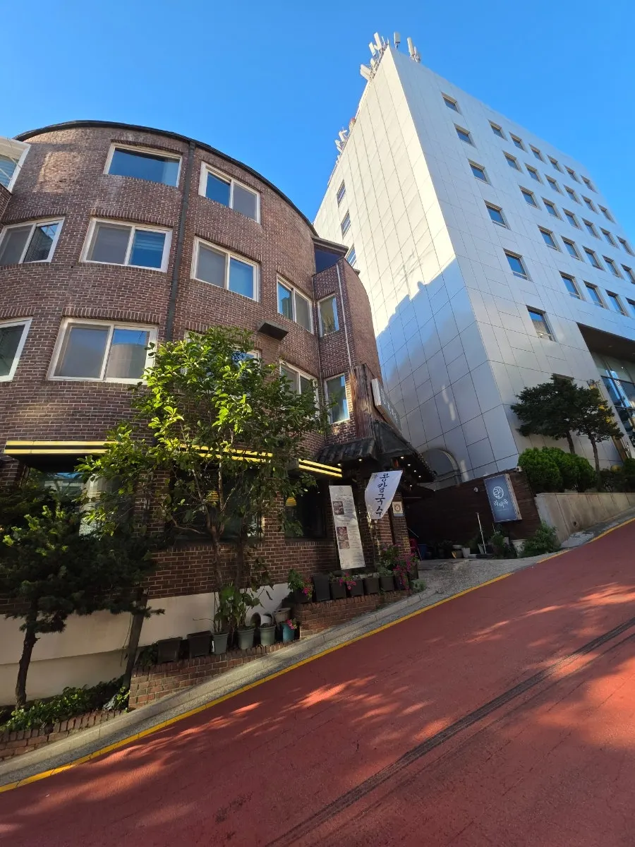 Full view of the building entrance at Raviok Yeoksam Main Branch