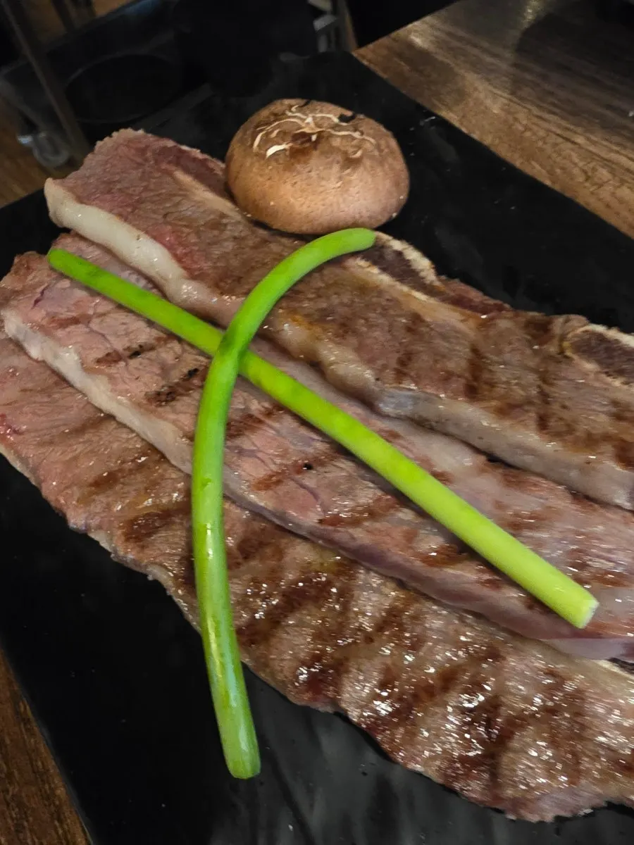 Charcoal-seared flower rib plain grilled rib at Raviok