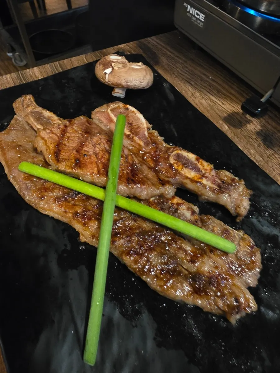 Raviok flower rib meat cut into bite-sized pieces