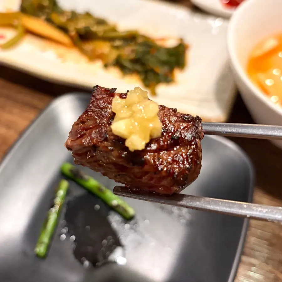 마늘소스를 얹은 눈꽃 진갈비 한 점