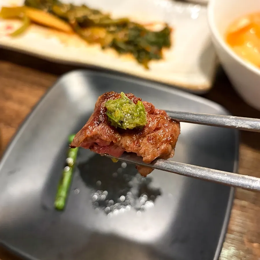 고추 소스를 곁들인 로스구이
