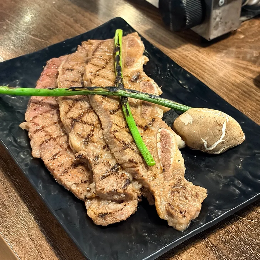 불판에 올린 라비 양념구이