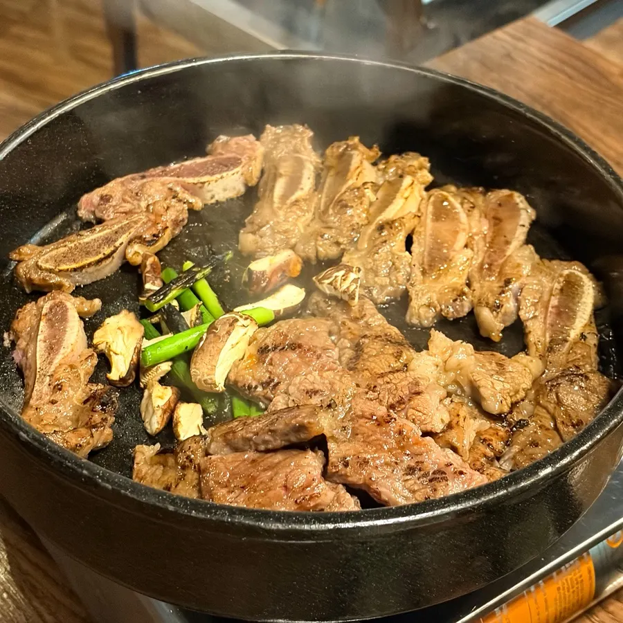 예쁘게 썰어준 라비 양념구이