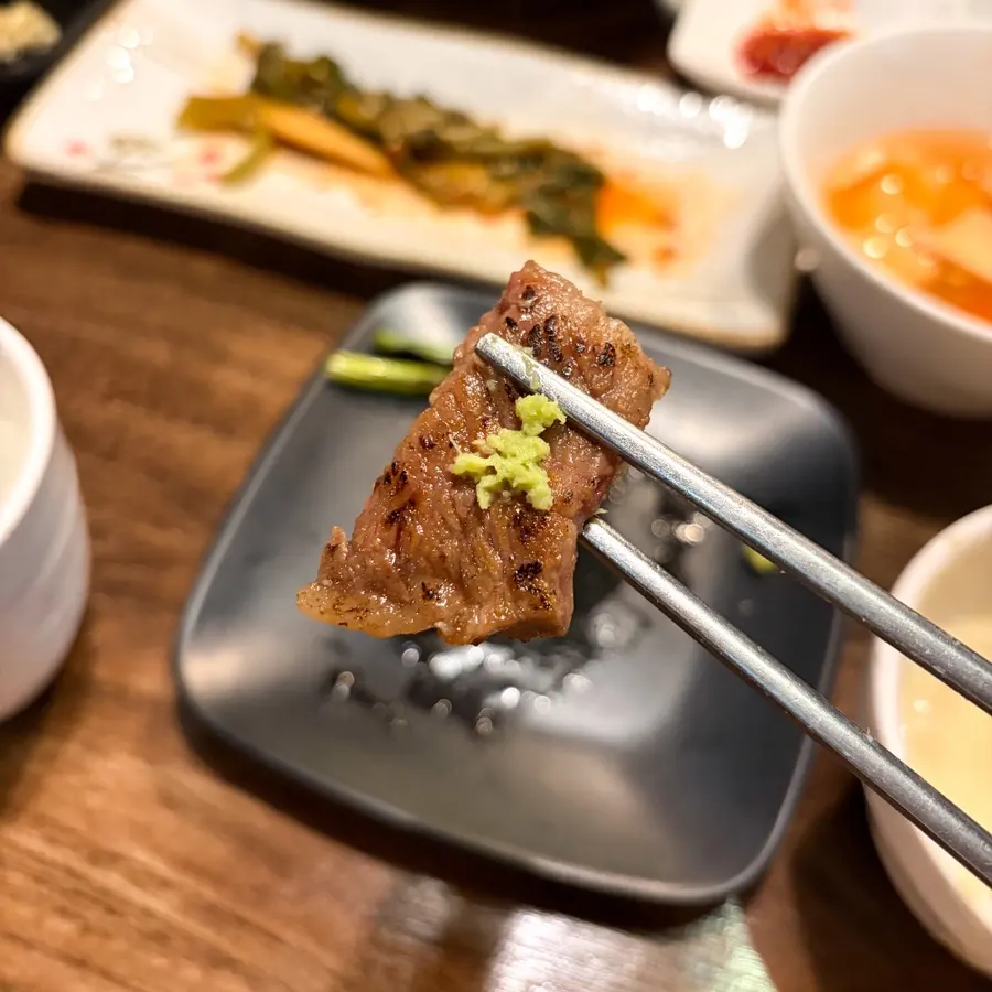 와사비를 곁들인 양념구이 한 점