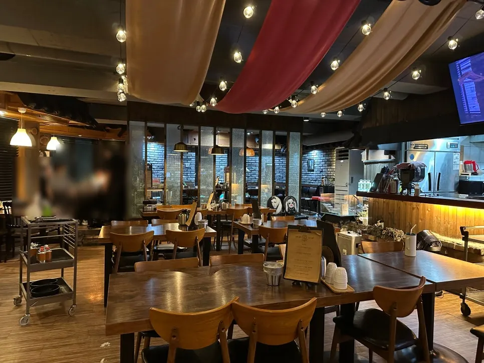 라비옥 역삼본점 건물 외관과 2층 입구