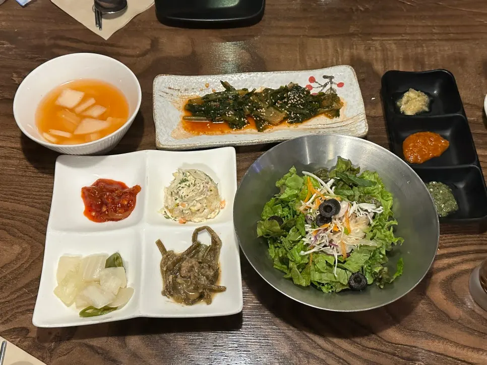 고기 전에 차려진 기본찬 한 상