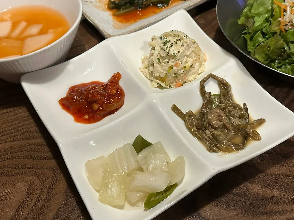 상추 샐러드와 고사리, 장아찌 반찬