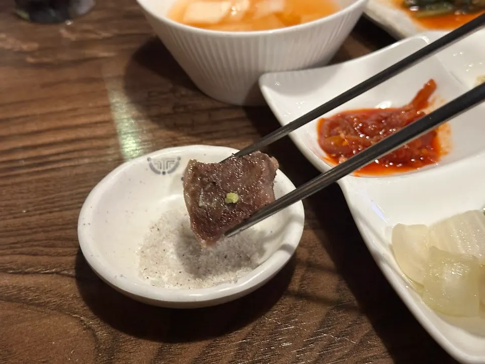 자연산 송이와 마늘쫑을 곁들인 로스구이