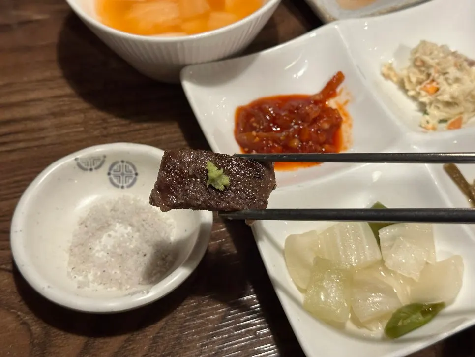 와사비를 올린 로스구이 한 점