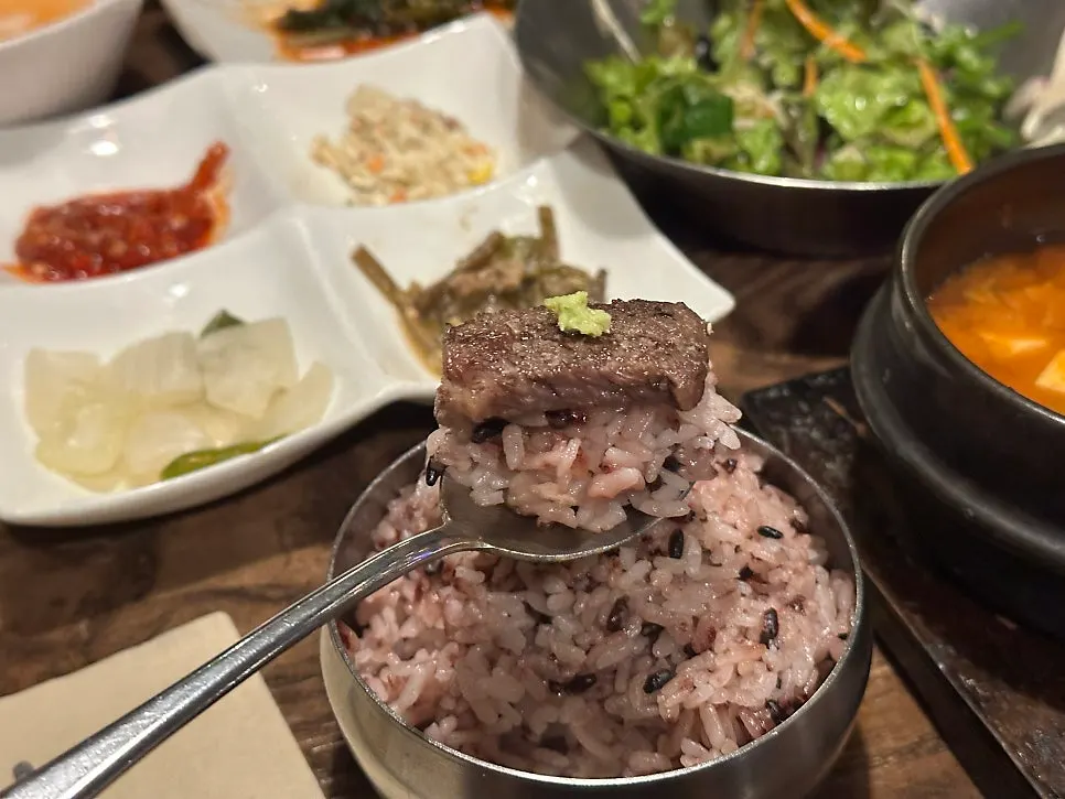 흑미밥 위에 올린 소금 찍은 로스구이