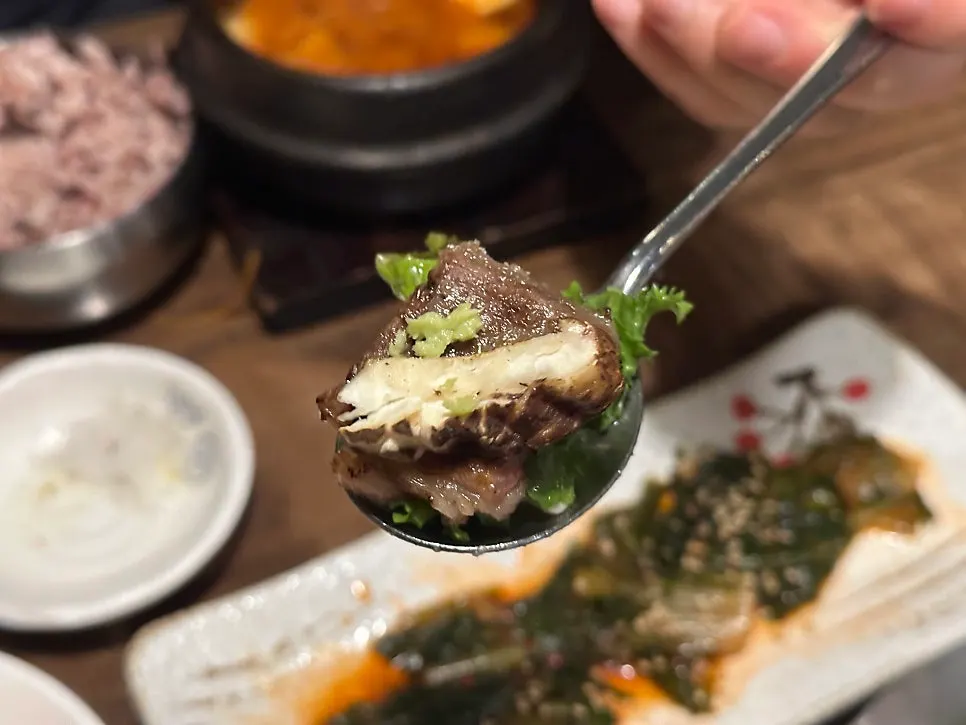 흑미밥과 함께 먹는 꽃갈비 로스구이