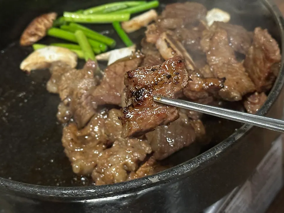 가장자리가 노릇하게 익은 라비양념구이