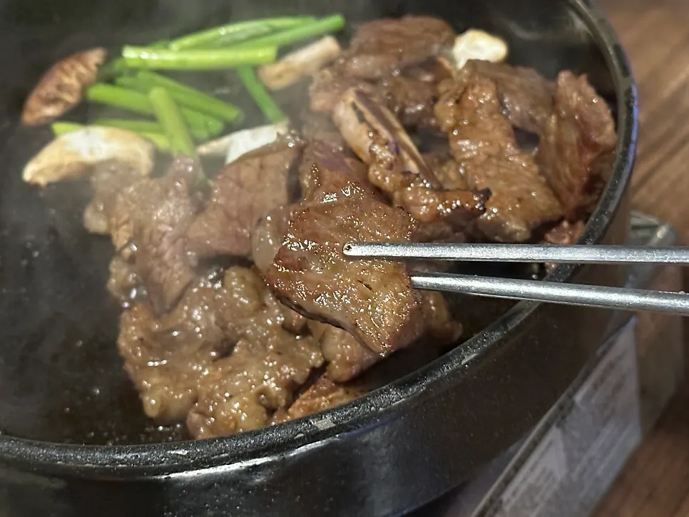 토치로 직화한 양념 LA갈비