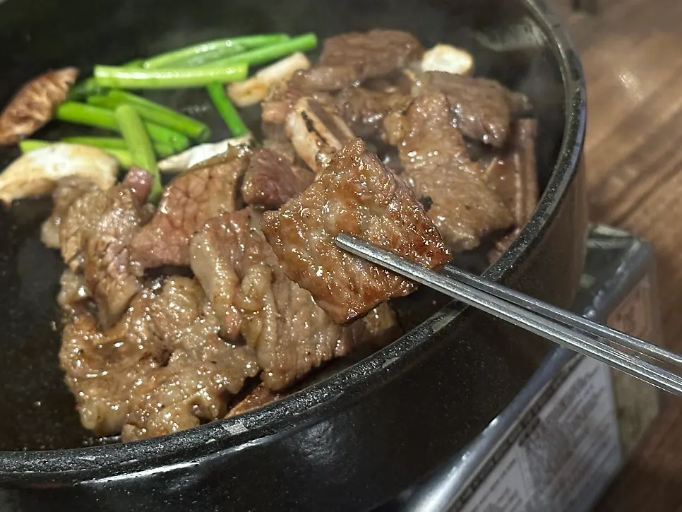 흑미밥에 올린 라비양념구이