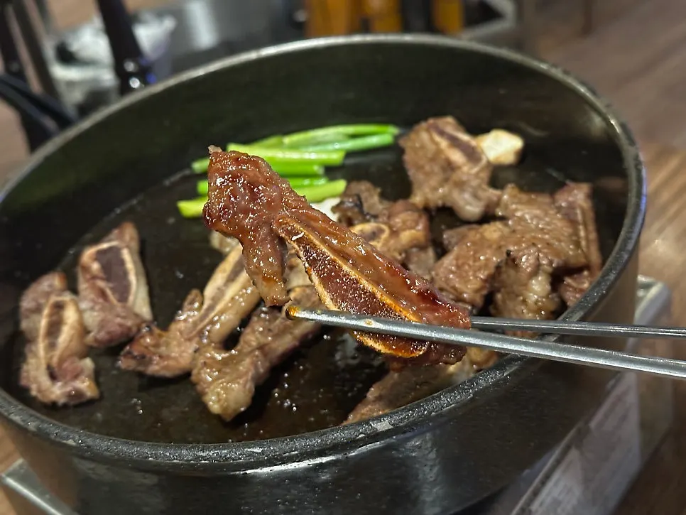 뼈에 붙은 살까지 발라먹은 양념 갈비대